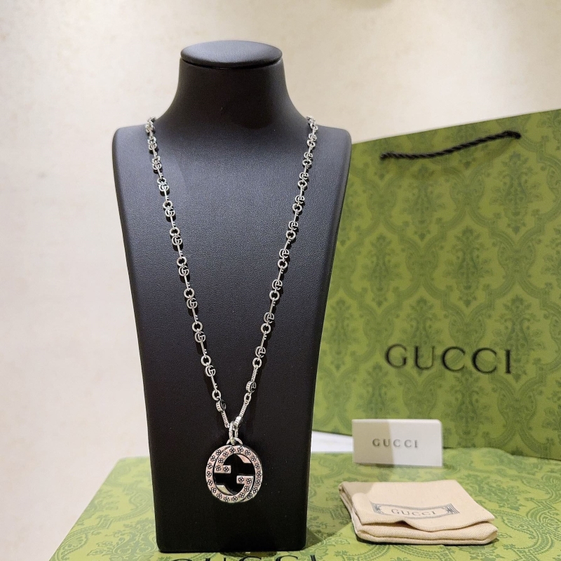 G*u*i necklaces